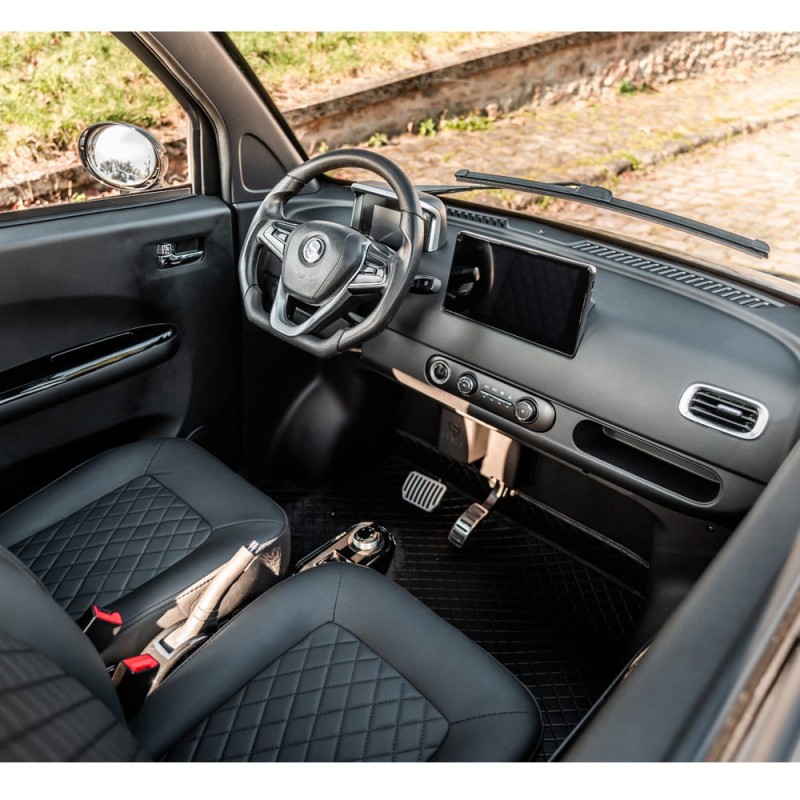 Location courte durée Simplici S1 noire Voiture sans permis électrique habitacle